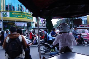 Tuk tuk logic: enter an intersection when traffic is moving in both perpendicular directions